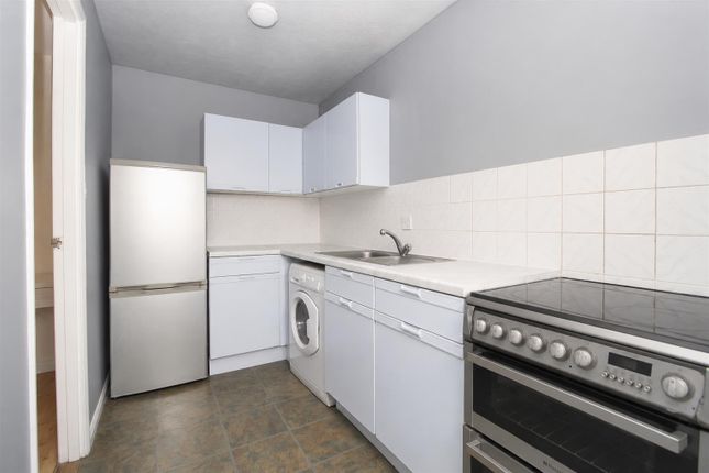 32 Latimer Court, Bryanstone Road, Waltham Cross photo 4