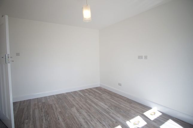 52, Rydal gardens, Wembley photo 2