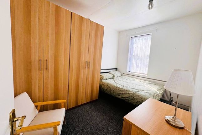 Flat 1st Flr, 43a King Street, SOUTHALL photo 2