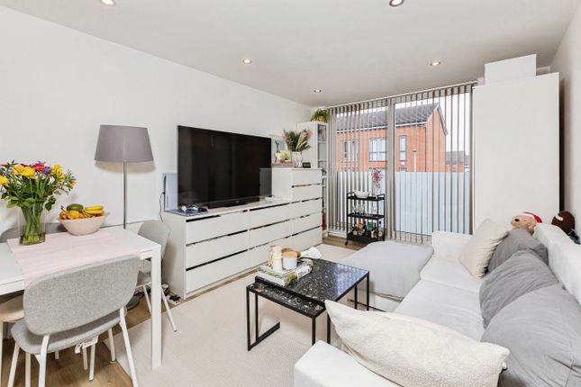 Flat 6, 14 Midgham Way, Reading photo 3