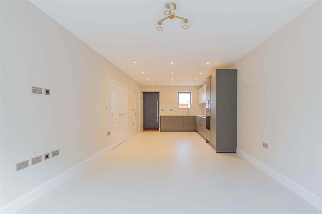 102, North Drive, Hounslow photo 4
