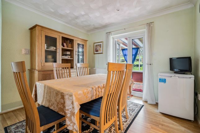 16 Dane Close, Amersham photo 3