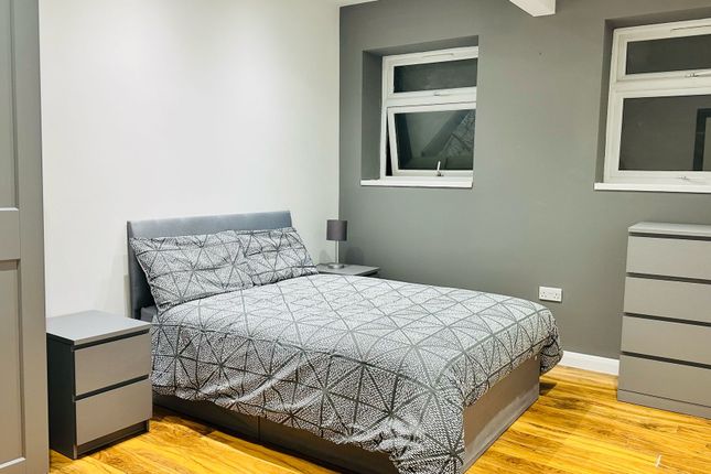 Room to rent in Oaklands Park Avenue, Ilford
