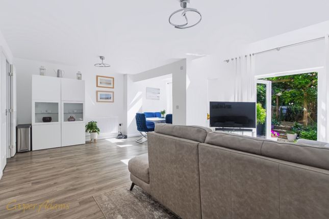 1 Steele Crescent, Littlehampton photo 4