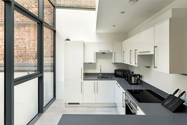 Flat 1, 64, Lincoln's Inn Fields, London photo 4