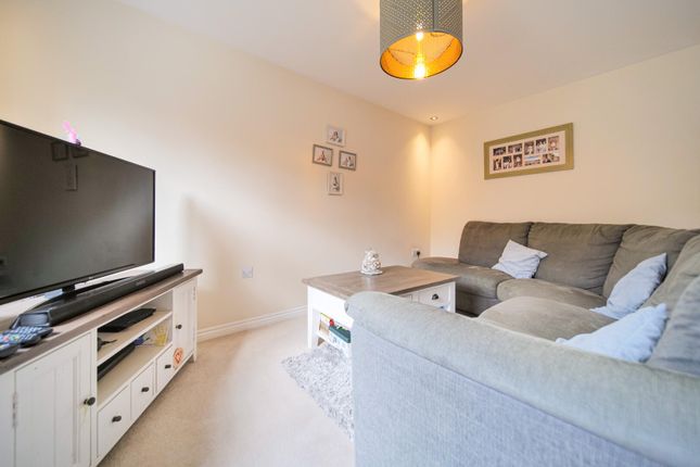 2, Buzzard Close, Melksham photo 3