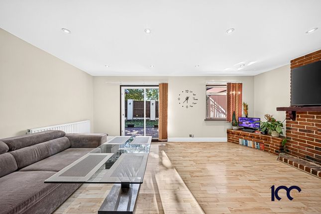 14 Briscoe Road, Basildon photo 4
