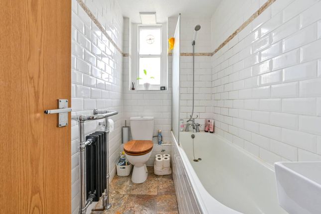 Flat for sale in Thornhill Road, Islington, London