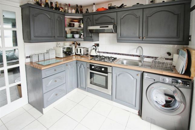4, Queens Drive, Wakefield photo 2