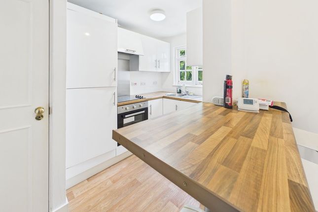 6 The Chestnuts, 66 Harestone Valley Road, Caterham photo 4