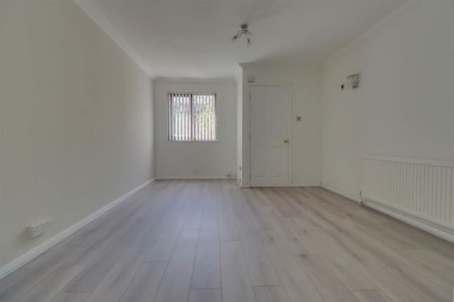 12, Nevendon Grange, Wickford photo 3