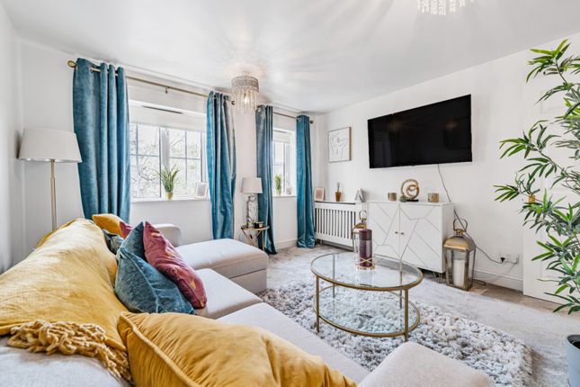 Flat for sale in Arragon Road, London