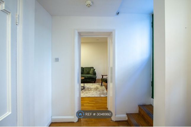 D Hans Crescent, London photo 2