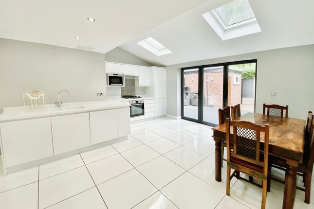 336, Parrs Wood Road, Manchester photo 2