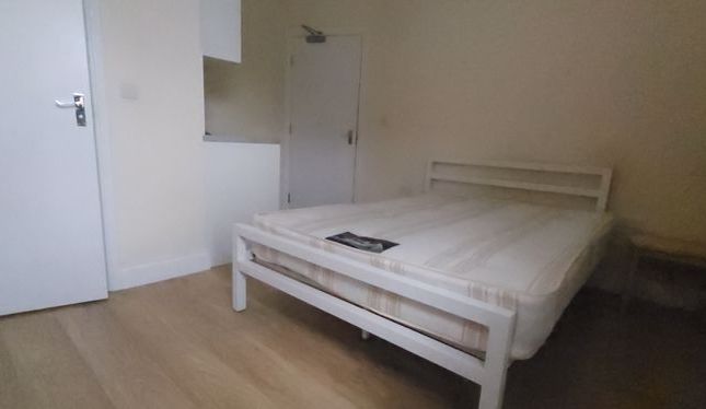 Room 5, 674a High Road, London photo 3