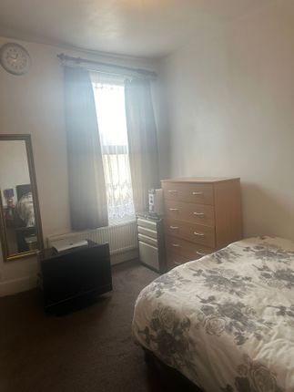 Thumbnail Shared accommodation to rent in First Avenue, London