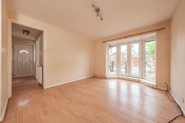 32 Pacific Close, Feltham photo 3