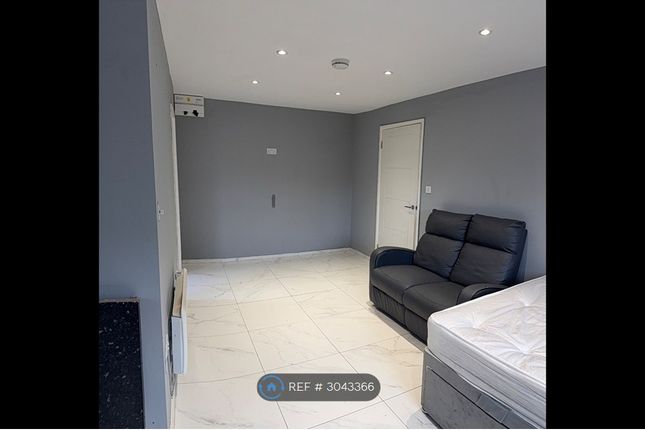 Hindhead Close, Uxbridge photo 3
