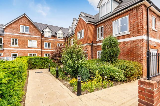 1-bed house on Flat 18, Headley Lodge, Leatherhead Road, Ashtead, £185,000