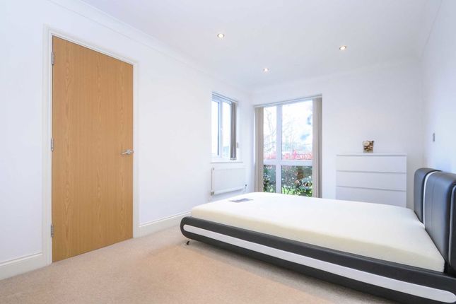 Flat to rent in Palace Road, London