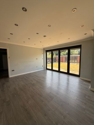 2, Broadlands Close, London photo 4