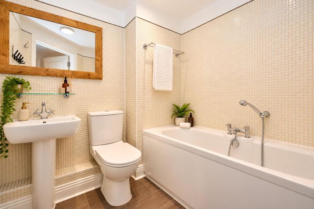 Ringley Avenue, Horley photo 4