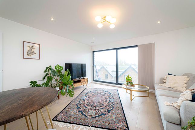 Flat to rent in Leacon Road, Kenmore Place