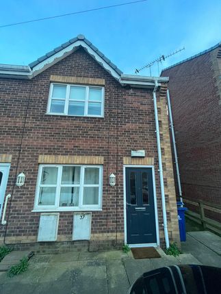 Maisonette to rent in Windsor View, New Rossington, Doncaster