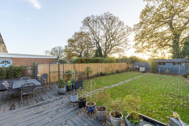 76 Hevers Avenue, Horley photo 4