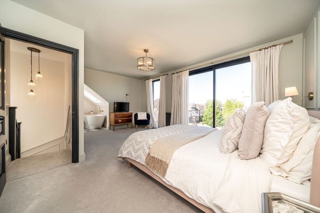 10, Erlesmere Gardens, London photo 4