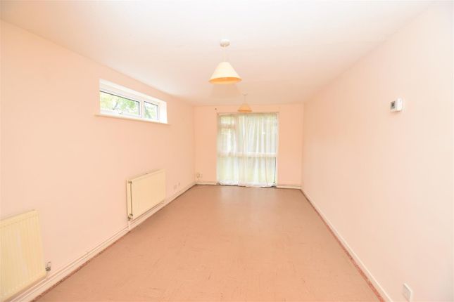 Flat for sale in Aurum Close, Horley