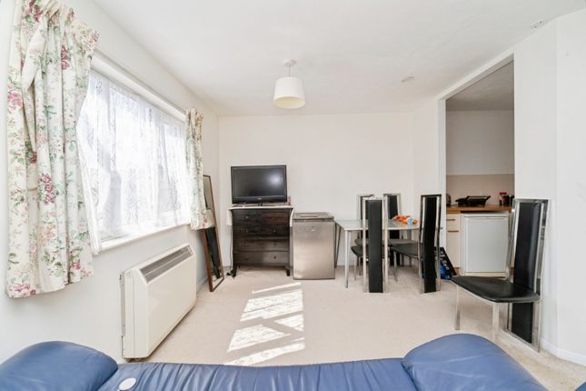 16, Woodlea Court, Cowley photo 4