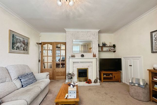 Devon Drive, Ainsworth photo 5