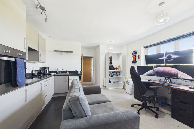 5 Elm House, Horsham photo 2