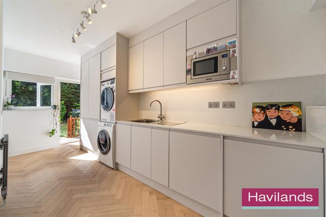 63, The Chine, Grange Park photo 4