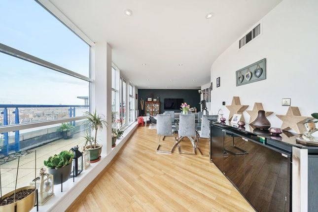 Flat for sale in Newton Place, London