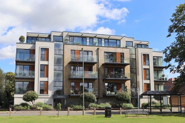 Thumbnail Flat for sale in Queens Road, Hersham, Surrey