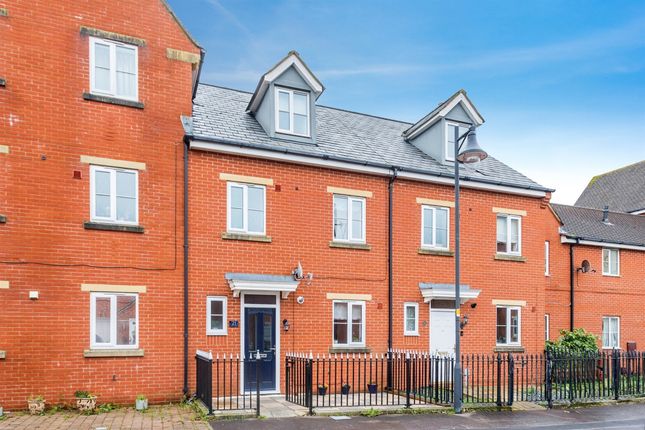Town house for sale in Deneb Drive, Swindon