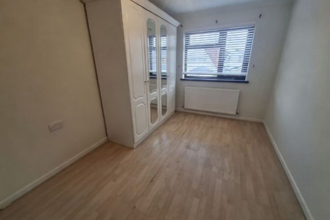 8 Twyn Teg, Neath photo 5