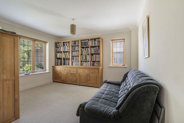 9, Groveside Close, Leatherhead photo 4