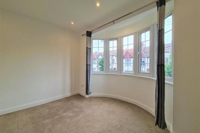 Flat Flat 2, 27, Fallow Court Avenue, London photo 4
