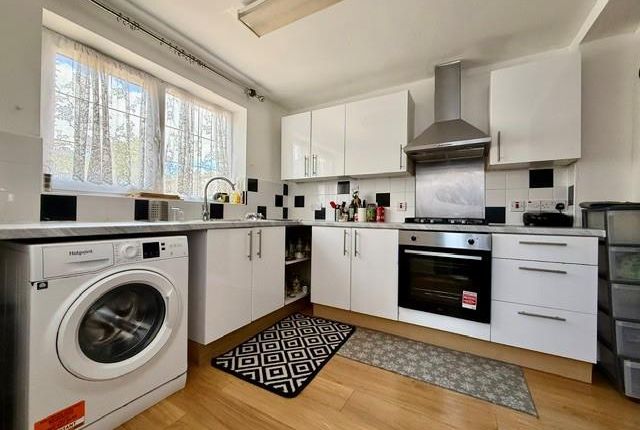 3, Shrewton Walk, Swindon photo 2