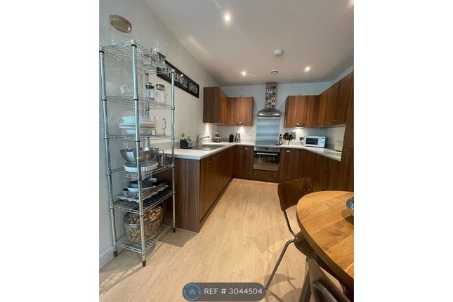Flat, Barrett Court Dobson Walk, London photo 3