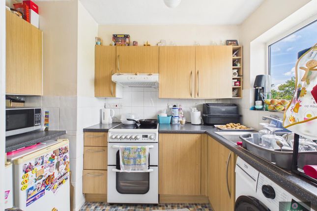 10, Balcombe Court, Pound Hill photo 2