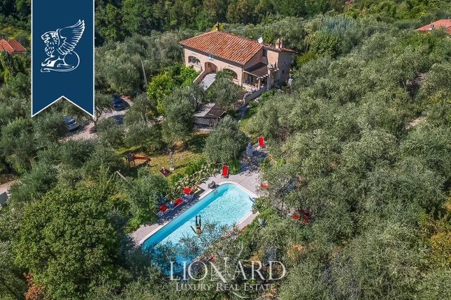 Villa for sale in Camaiore, Lucca, Toscana