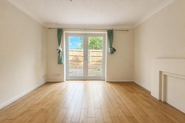 6, Knowles Close, West Drayton photo 2