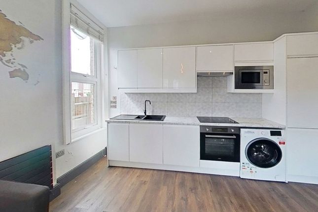 Flat A, 72 Greyhound Lane, London photo 4