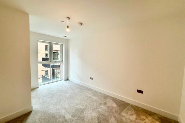 2-bed house on 23, Watsonia Court, Barnet, £2,300/mo