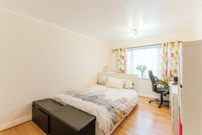 26 Crown Point, Beulah Hill, London photo 4