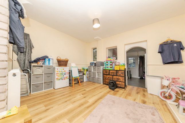 33, Carrs Road, Clacton-On-Sea photo 4